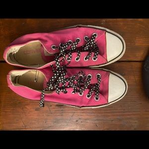 Converse hot pink low top shoes